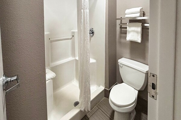 Foto van 1 kingsize bed|Mob Acc|RI Shwr|Nsmk|Micfridg - Vakantiehuis in Jackson - BathRoom