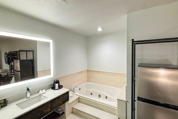Foto van 1 kingsize bed|Mob Acc|RI Shwr|Nsmk|Micfridg - Vakantiehuis in Jackson - BathRoom