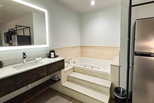 Foto van 1 kingsize bed|Mob Acc|RI Shwr|Nsmk|Micfridg - Vakantiehuis in Jackson - BathRoom
