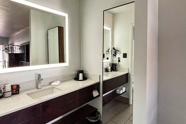 Foto van 1 kingsize bed|Mob Acc|RI Shwr|Nsmk|Micfridg - Vakantiehuis in Jackson - BathRoom