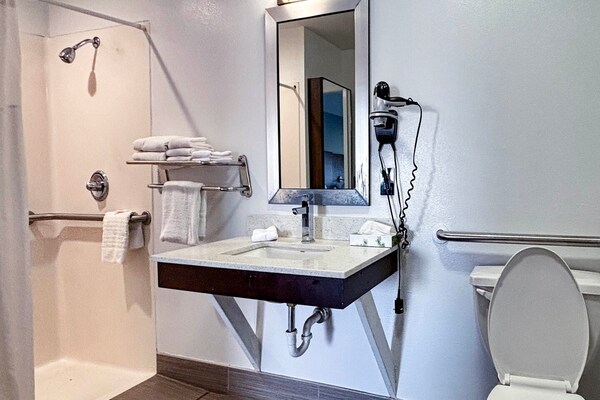 Foto van 1 kingsize bed|Mob Acc|RI Shwr|Nsmk|Micfridg - Vakantiehuis in Jackson - BathRoom