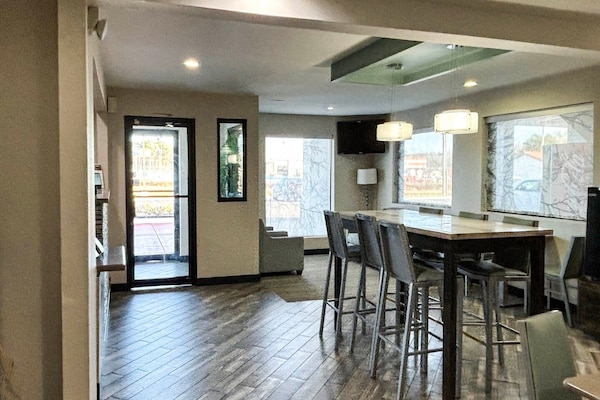 Foto van 1 kingsize bed|Mob Acc|RI Shwr|Nsmk|Micfridg - Vakantiehuis in Jackson - FloorPlan