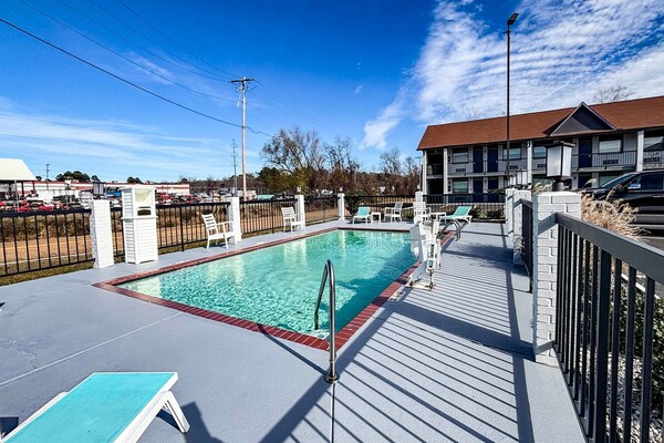 Foto van 1 kingsize bed|Mob Acc|RI Shwr|Nsmk|Micfridg - Vakantiehuis in Jackson - Pool
