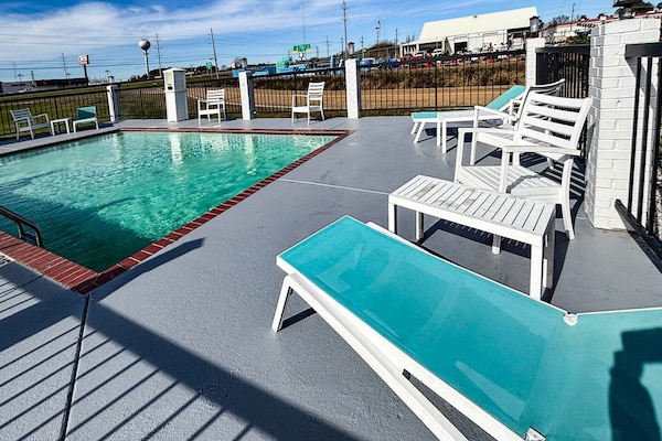Foto van 1 kingsize bed|Mob Acc|RI Shwr|Nsmk|Micfridg - Vakantiehuis in Jackson - Pool
