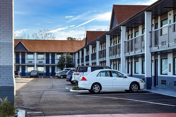 Foto van 1 kingsize bed|Mob Acc|RI Shwr|Nsmk|Micfridg - Vakantiehuis in Jackson - ExteriorSummer