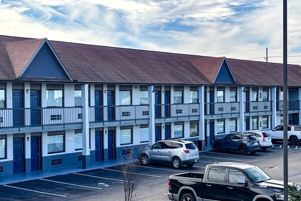 Foto van 1 kingsize bed|Mob Acc|RI Shwr|Nsmk|Micfridg - Vakantiehuis in Jackson - ExteriorSummer