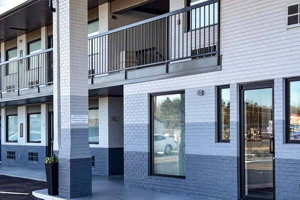 Foto van 1 kingsize bed|Mob Acc|RI Shwr|Nsmk|Micfridg - Vakantiehuis in Jackson - ExteriorSummer