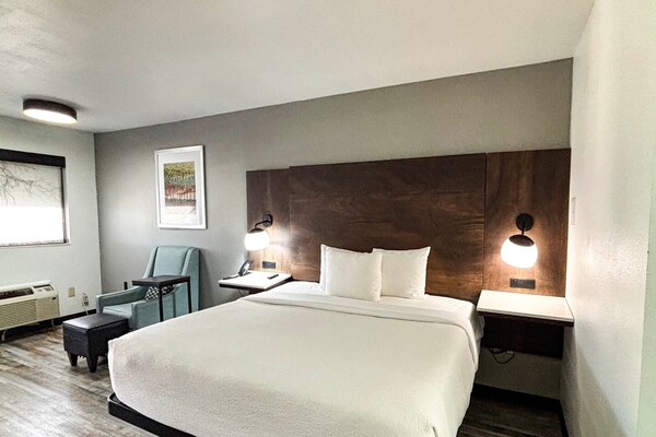 Foto van 1 kingsize bed|Mob Acc|RI Shwr|Nsmk|Micfridg - Vakantiehuis in Jackson - BedRoom