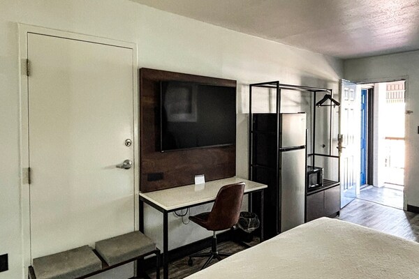 Foto van 1 kingsize bed|Mob Acc|RI Shwr|Nsmk|Micfridg - Vakantiehuis in Jackson - BedRoom