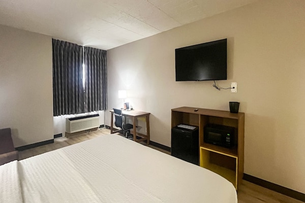 Foto van 1 tweepersoonsbed (queensize) | NSMK, koelkast, slaapbank - BedRoom