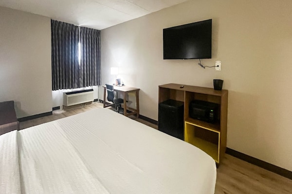 Foto van 1 tweepersoonsbed (queensize) | NSMK, koelkast, slaapbank - BedRoom
