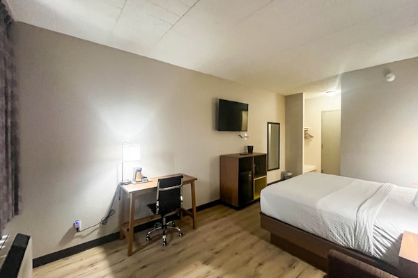 Foto van 1 tweepersoonsbed (queensize) | NSMK, koelkast, slaapbank - BedRoom
