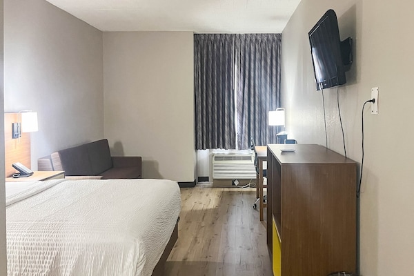 Foto van 1 tweepersoonsbed (queensize) | NSMK, koelkast, slaapbank - BedRoom