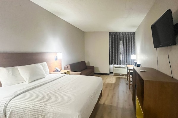 Foto van 1 tweepersoonsbed (queensize) | NSMK, koelkast, slaapbank - BedRoom