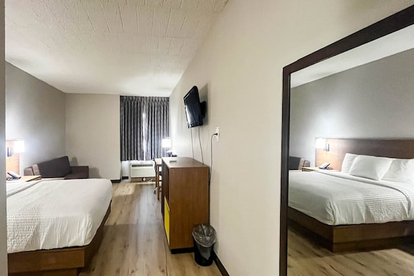 Foto van 1 tweepersoonsbed (queensize) | NSMK, koelkast, slaapbank - BedRoom