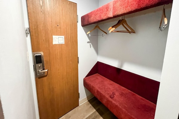 Foto van 1 kingsize bed | Rookvrij, koelkast - Vakantiehuis in Tiffin - Facilities