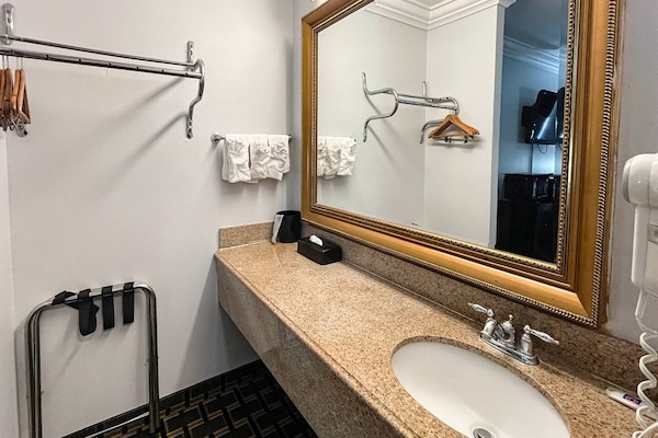Foto van 1 kingsize bed | Roken toegestaan, koelkast aanwezig - BathRoom