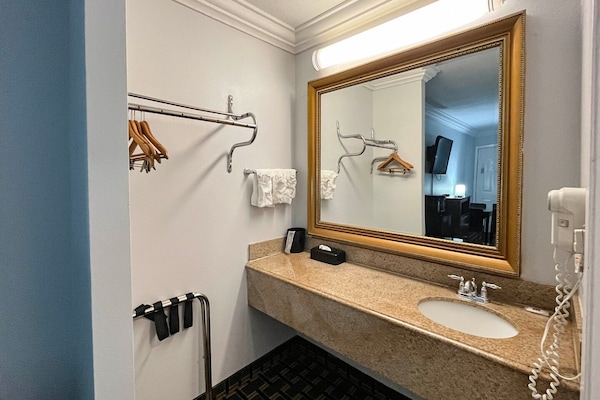 Foto van 1 kingsize bed | Roken toegestaan, koelkast aanwezig - BathRoom