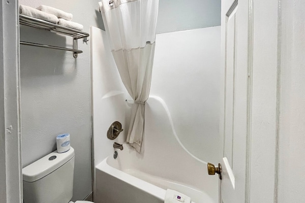 Foto van 1 Kingsize Bed | Niet-roken, Magnetronkoelkast - Vakantiehuis in Lafayette LA - BathRoom