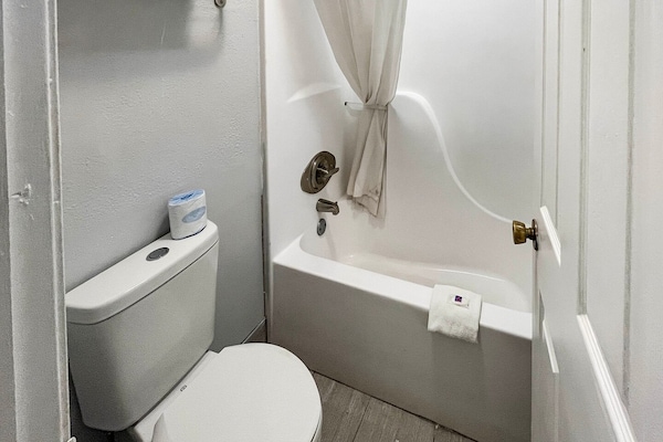 Foto van 1 Kingsize Bed | Niet-roken, Magnetronkoelkast - Vakantiehuis in Lafayette LA - BathRoom