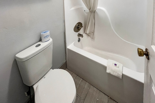 Foto van 1 Kingsize Bed | Niet-roken, Magnetronkoelkast - Vakantiehuis in Lafayette LA - BathRoom