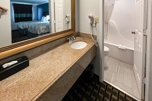 Foto van 1 Kingsize Bed | Niet-roken, Magnetronkoelkast - Vakantiehuis in Lafayette LA - BathRoom