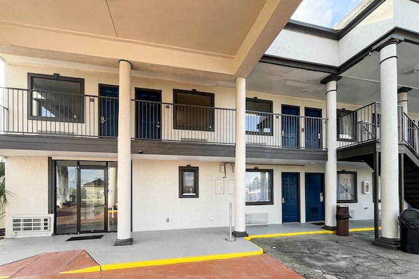 Foto van 1 Kingsize Bed | Niet-roken, Magnetronkoelkast - Vakantiehuis in Lafayette LA - ExteriorSummer