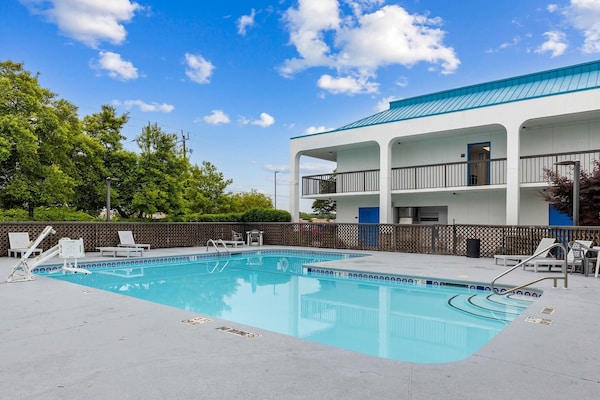 Foto van 1 kingsize bed | Rookvrij, koelkast - Vakantiehuis in Jacksonville - Pool