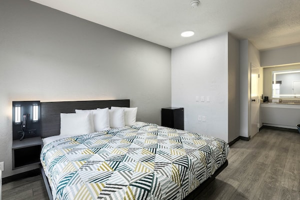 Foto van 1 tweepersoonsbed (Queensize) | Badkuip met mobiele toegang | Keuken (Nsmk) - BedRoom