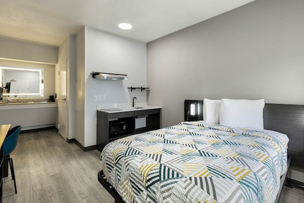 Foto van 1 tweepersoonsbed (Queensize) | Badkuip met mobiele toegang | Keuken (Nsmk) - BedRoom