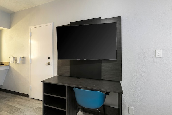 Foto van 1 tweepersoonsbed (Queensize) | Badkuip met mobiele toegang | Keuken (Nsmk) - BedRoom