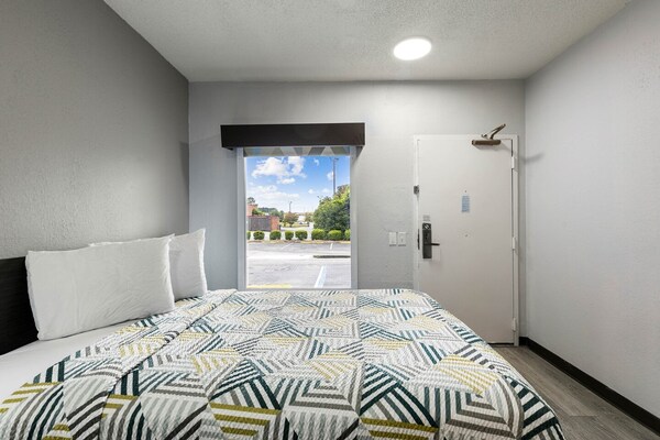 Foto van 1 tweepersoonsbed (Queensize) | Badkuip met mobiele toegang | Keuken (Nsmk) - BedRoom