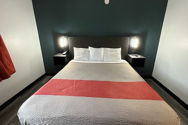Foto van 1 kingsize bed | Rookvrij, koelkast - Vakantiehuis in Urbana, IL - BedRoom