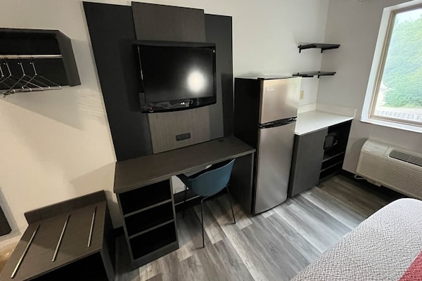 Foto van 1 kingsize bed | Rookvrij, koelkast - Vakantiehuis in Urbana, IL - BedRoom