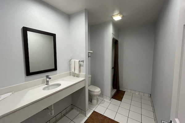 Foto van 1 kingsize bed | Rookvrij, koelkast - Vakantiehuis in Urbana, IL - BathRoom