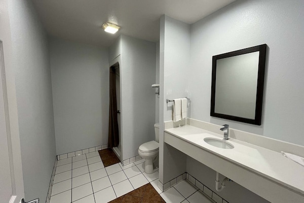 Foto van 1 kingsize bed | Rookvrij, koelkast - Vakantiehuis in Urbana, IL - BathRoom