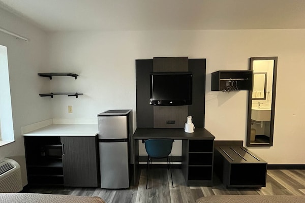Foto van 1 kingsize bed | Rookvrij, koelkast - Vakantiehuis in Urbana, IL - Facilities