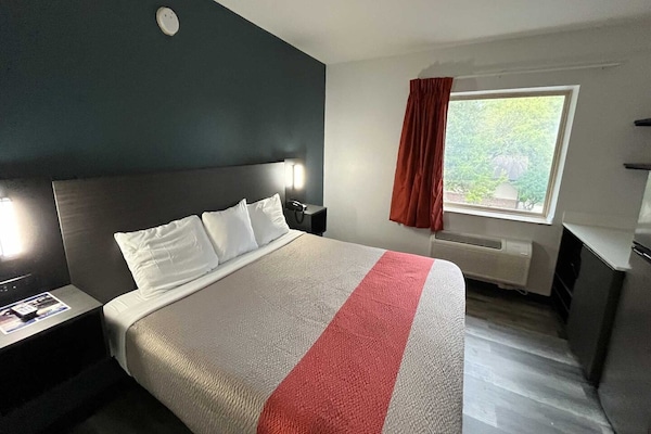 Foto van 1 kingsize bed | Rookvrij, koelkast - Vakantiehuis in Urbana, IL - BedRoom