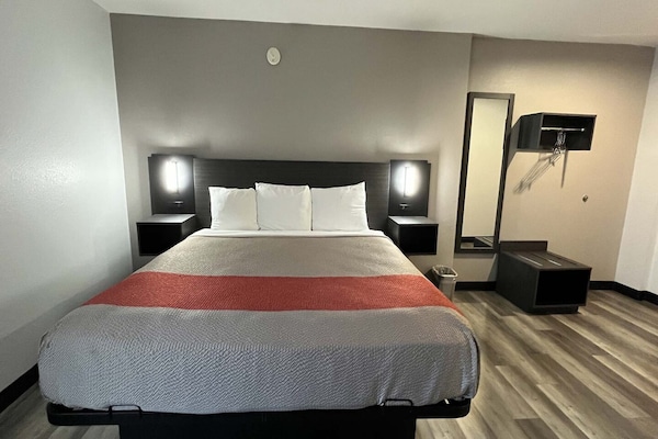 Foto van 1 kingsize bed | Rookvrij, koelkast - Vakantiehuis in Urbana, IL - BedRoom