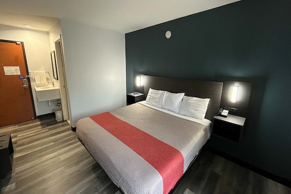 Foto van 1 kingsize bed | Rookvrij, koelkast - Vakantiehuis in Urbana, IL - BedRoom
