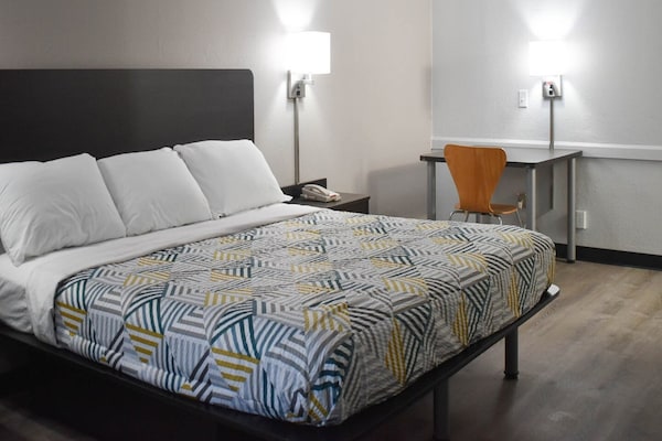 Foto van 1 Kingsize Bed | Niet-roken, Magnetronkoelkast - Vakantiehuis in Hazelwood MO - BedRoom