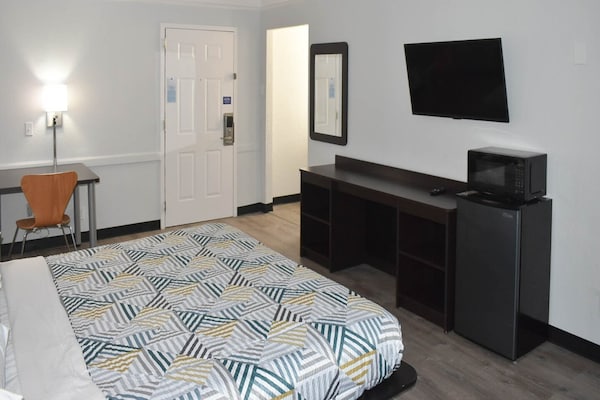 Foto van 1 Kingsize Bed | Niet-roken, Magnetronkoelkast - Vakantiehuis in Hazelwood MO - BedRoom