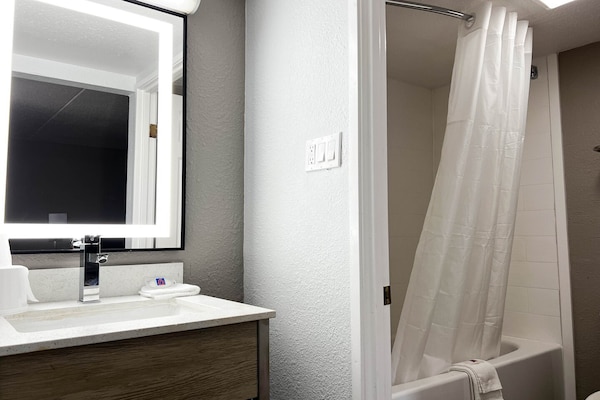 Foto van 1 Kingsize Bed | Niet-roken, Magnetronkoelkast - Vakantiehuis in Hazelwood MO - BathRoom