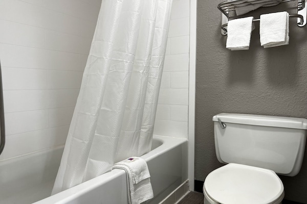 Foto van 1 Kingsize Bed | Niet-roken, Magnetronkoelkast - Vakantiehuis in Hazelwood MO - BathRoom