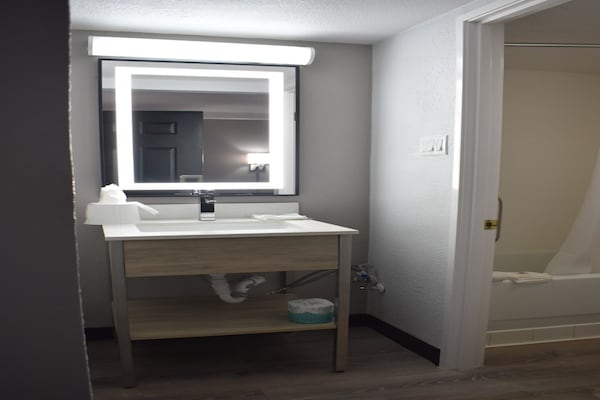Foto van 1 Kingsize Bed | Niet-roken, Magnetronkoelkast - Vakantiehuis in Hazelwood MO - Facilities