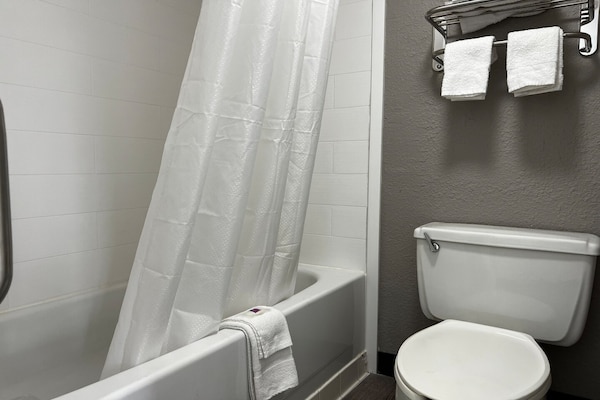 Foto van 1 Kingsize Bed | Niet-roken, Magnetronkoelkast - Vakantiehuis in Hazelwood MO - Facilities