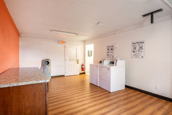 Foto van 1 Kingsize Bed | Niet-roken, Magnetronkoelkast - Vakantiehuis in Hazelwood MO - Facilities