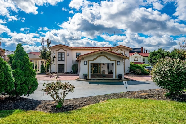 Foto van 1 Kingsize Bed | Niet-roken, Magnetronkoelkast - Vakantiehuis in Hazelwood MO - ExteriorSummer