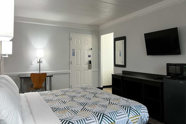 Foto van 1 Kingsize Bed | Niet-roken, Magnetronkoelkast - Vakantiehuis in Hazelwood MO - BedRoom