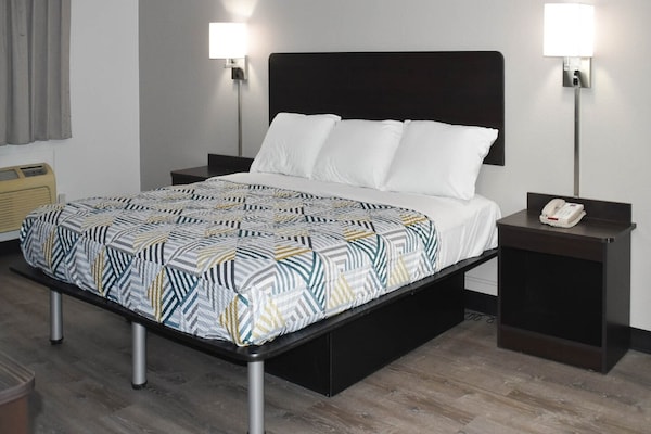 Foto van 1 kingsize bed | Mobiliteit | Badkuip | NSMK | Micfridg - BedRoom